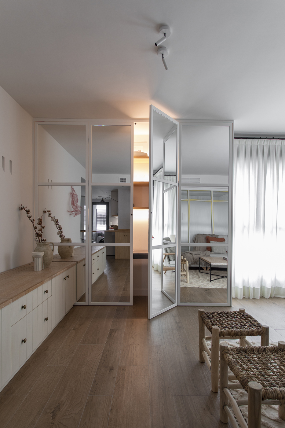 armario con frentes de espejo a cuarterones, con apertura total con luz led interior. Vivienda en Madrid Río, Madrid.